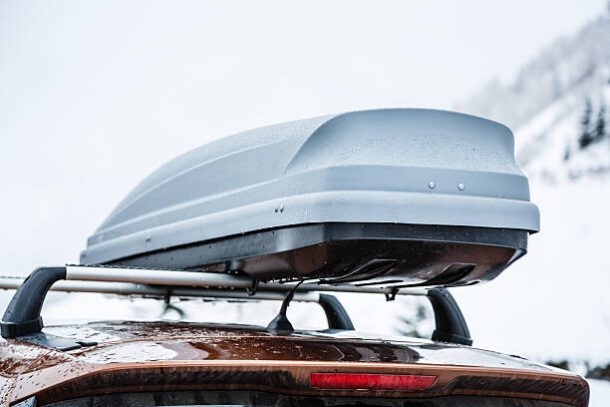 Roofrack with cargo box on car roof in winter.